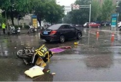 小哥车祸现场吃瓜,小哥化身“吃瓜群众”