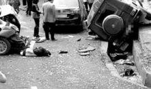 小哥车祸现场吃瓜,小哥化身“吃瓜群众”