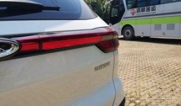 同事提车吃瓜,吃瓜群众围观一幕