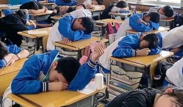 学生午睡时间吃瓜,学生午休时光的悠闲小憩