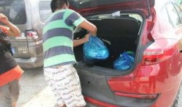 同事提车吃瓜,吃瓜群众围观一幕