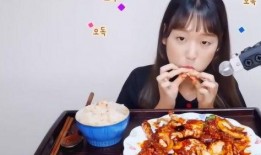 小姐姐吃生海蜇瓜,小姐姐的独特美食体验