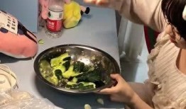 小姐姐吃生海蜇瓜,小姐姐的独特美食体验