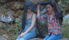 河边拍照吃瓜,拍照吃瓜，记录夏日悠闲时光