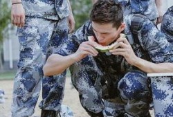 台湾军营情侣吃瓜