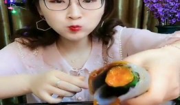 小姐姐吃生海蜇瓜,小姐姐的独特美食体验