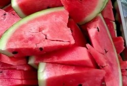 学生午睡时间吃瓜,学生午休时光的悠闲小憩