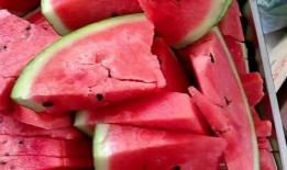 学生午睡时间吃瓜,学生午休时光的悠闲小憩