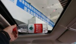 同事提车吃瓜,吃瓜群众围观一幕